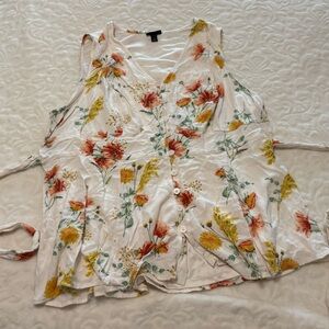 Torrid Floral Blouse sleeveless button front detail tie summer spring Flowers